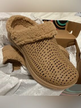 Women’s Skechers Foamis Gowalk 5 Relax Perforated Faux-Shearling Clog Chestnut